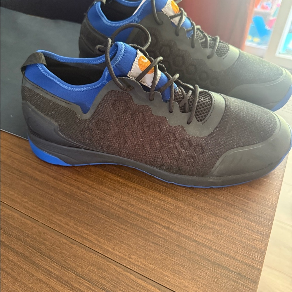 Never worn Mens carhartt sneakers